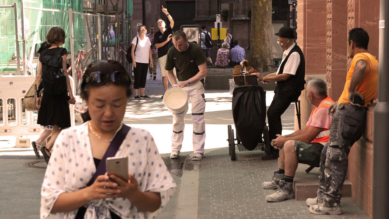 Größte Attraktionen: Vor der offiziellen Eröffnung der neuen Frankfurter Altstadt Ende September sind der Leierkastenmann und die Handwerker die größten Touristen-Attraktionen.