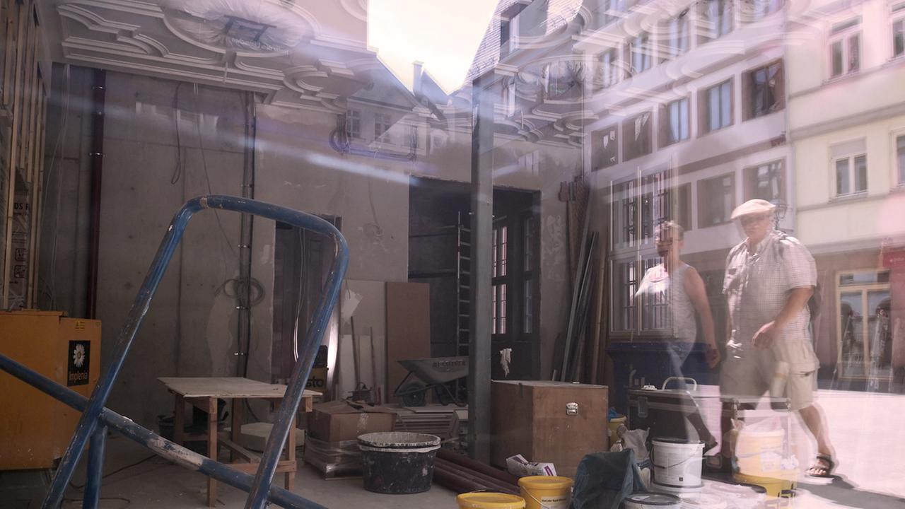 Außen Glitzerfassade, innen Baustelle: Aus vielen Häusern der neuen Frankfurter Altstadt dringt noch Baulärm. In Kürze sollen in diesem Raum die ersten Caféhausbesucher Platz nehmen.
