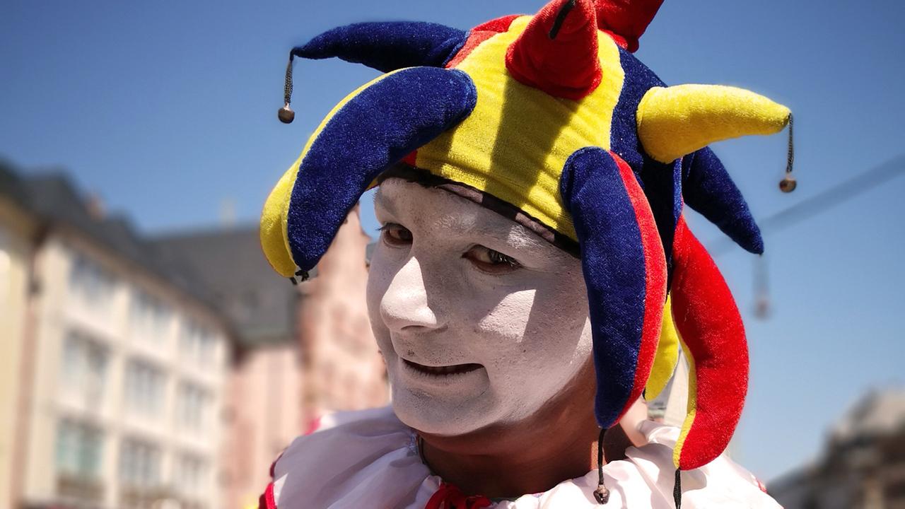 Neuer Arbeitsplatz: Noch führt der Harlekin seine Show für die Touristen vor dem Frankfurter Römer auf. "Bald geht’s auch für mich ins neue Quartier – immer dem Strom nach", sagt er. 