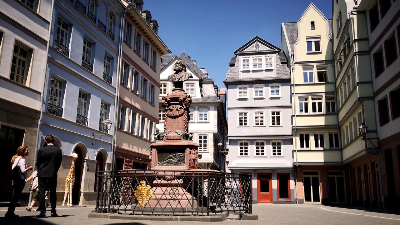"Fake-Altstadt" oder "neues Wohnzimmer mit Retromöbeln": Während Kritiker die neue Altstadt ablehnen, freuen sich viele Frankfurter über "das Wiederaufleben" der Stadtgeschichte.