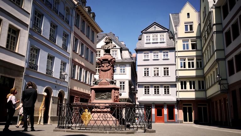"Fake-Altstadt" oder "neues Wohnzimmer mit Retromöbeln": Während Kritiker die neue Altstadt ablehnen, freuen sich viele Frankfurter über "das Wiederaufleben" der Stadtgeschichte.
