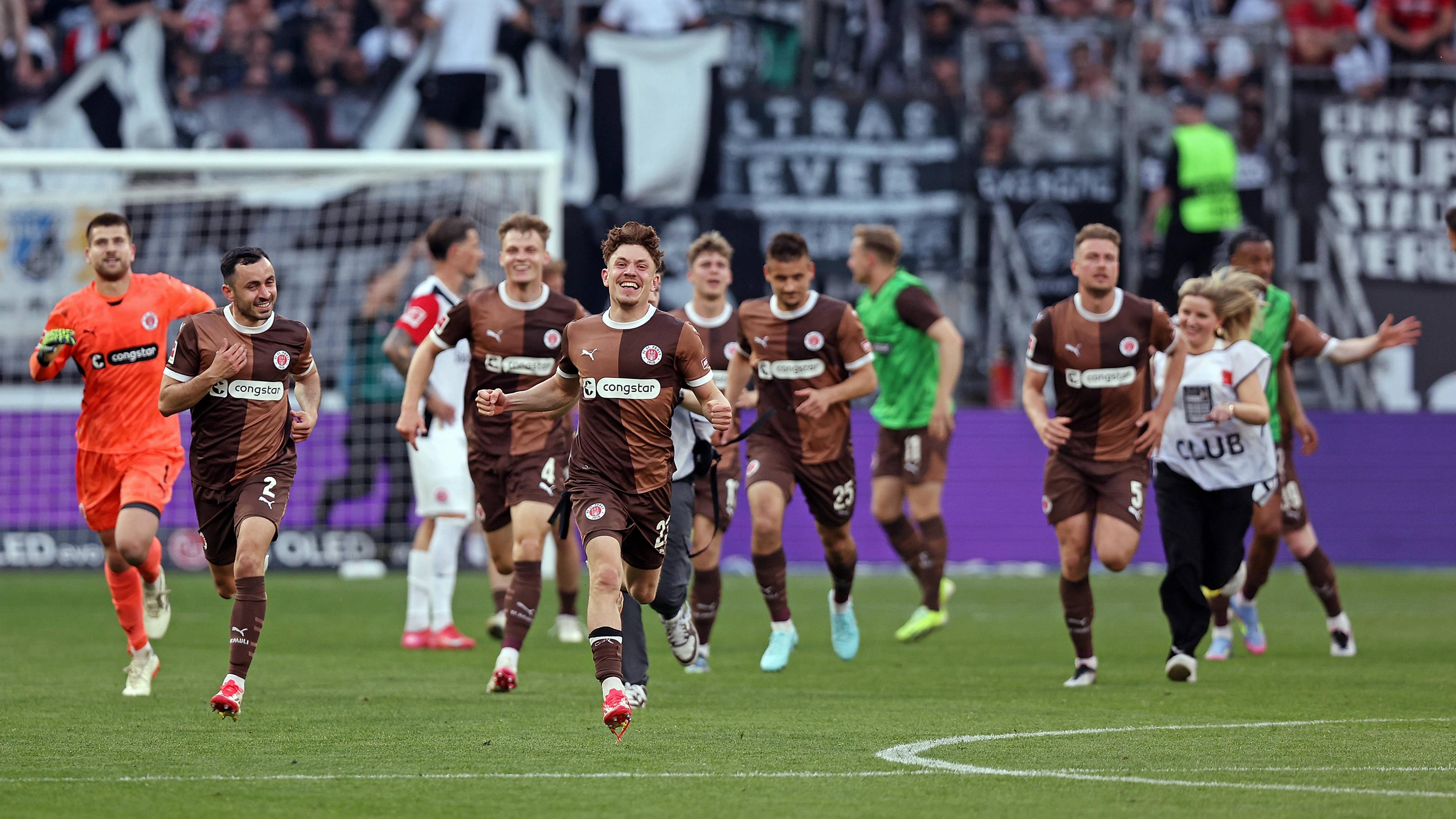 St. Paulis Spieler bejubeln das 2:2 gegen Eintracht Frankfurt am 11.05.2025.