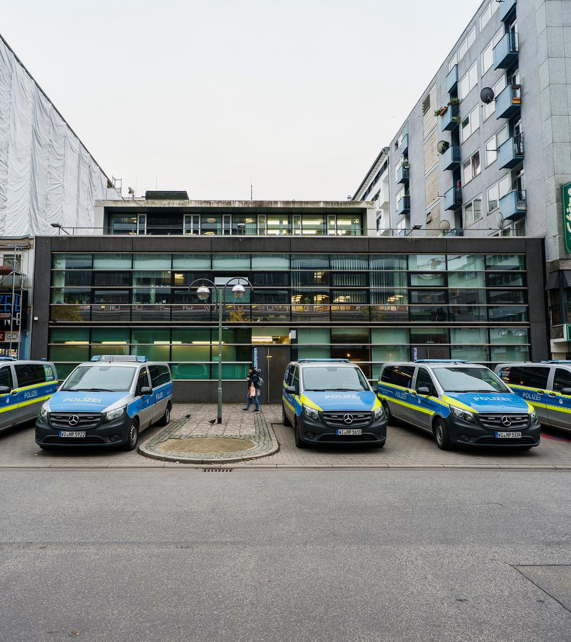 Hessen, Frankfurt/Main: Einsatzfahrzeuge der Polizei stehen vor dem  ersten Polizeirevier.