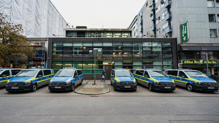 Hessen, Frankfurt/Main: Einsatzfahrzeuge der Polizei stehen vor dem  ersten Polizeirevier.