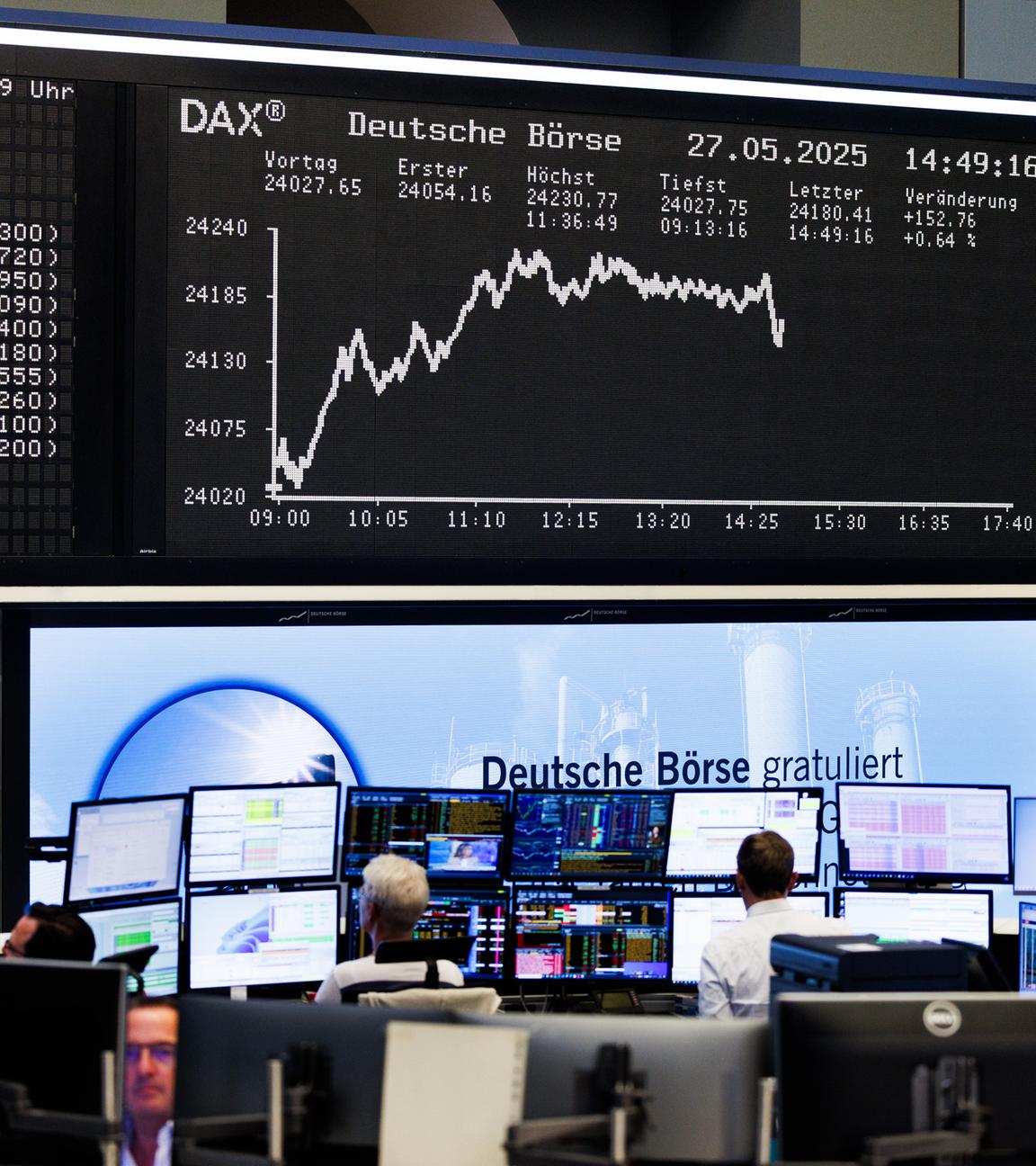 Hessen, Frankfurt/Main: Akteinhändler arbeiten im Handelsraum der Deutschen Börse. Archivbild