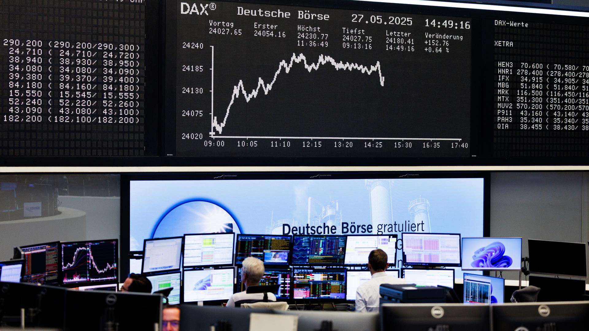 Hessen, Frankfurt/Main: Akteinhändler arbeiten im Handelsraum der Deutschen Börse. Archivbild