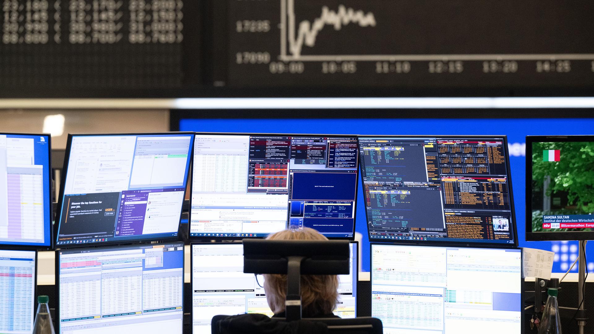 Händler an der Frankfurter Börse beobachtet die Kursentwicklung