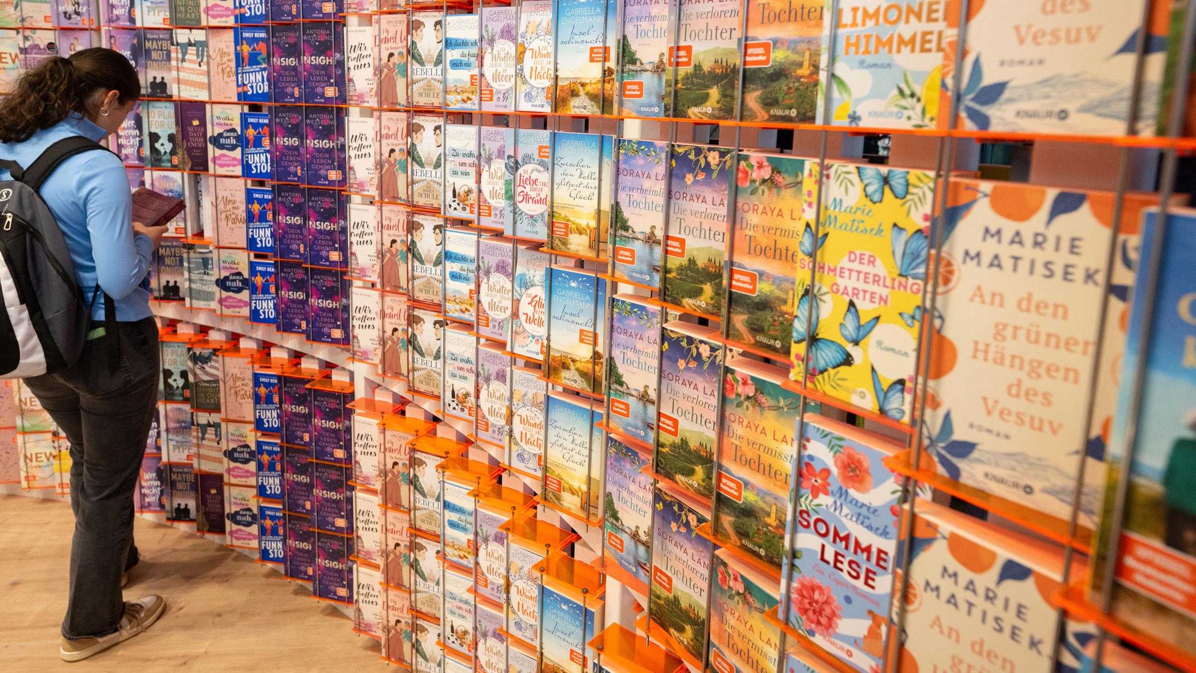 Eine Besucherin am Stand des Droemer-Knaur Verlages.