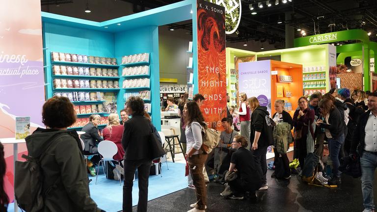 Schlange beim Bewerbungsverfahren fuer Illustratoren am Fischer Verlag auf der Frankfurter Buchmesse