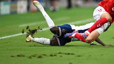 Frankfurt Arena, beim Zweikampf zwischen Dänemarks Andreas Christensen (r) und Englands Bukayo Saka fliegt ein Stück Rasen durch die Luft.