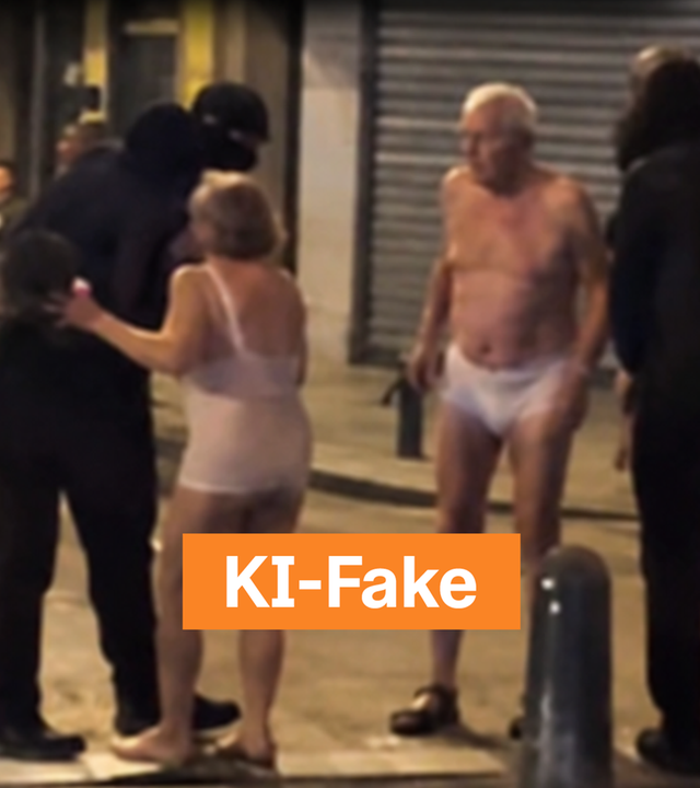 Ein älteres Paar steht in Unterwäsche nachts auf einer Straße, es wird von mehreren vermummten Gestalten umringt. Ein Label kennzeichnet das Bild als KI-Fake.