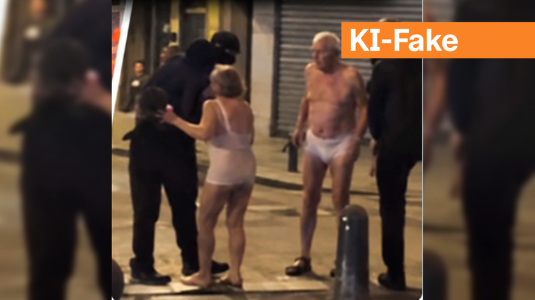 Ein älteres Paar steht in Unterwäsche nachts auf einer Straße, es wird von mehreren vermummten Gestalten umringt. Ein Label kennzeichnet das Bild als KI-Fake.