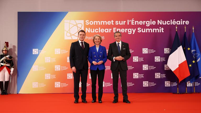 Emmanuel Macron, Rafael Grossi und Ursula von der Leyen auf dem Atomgipel in Paris.