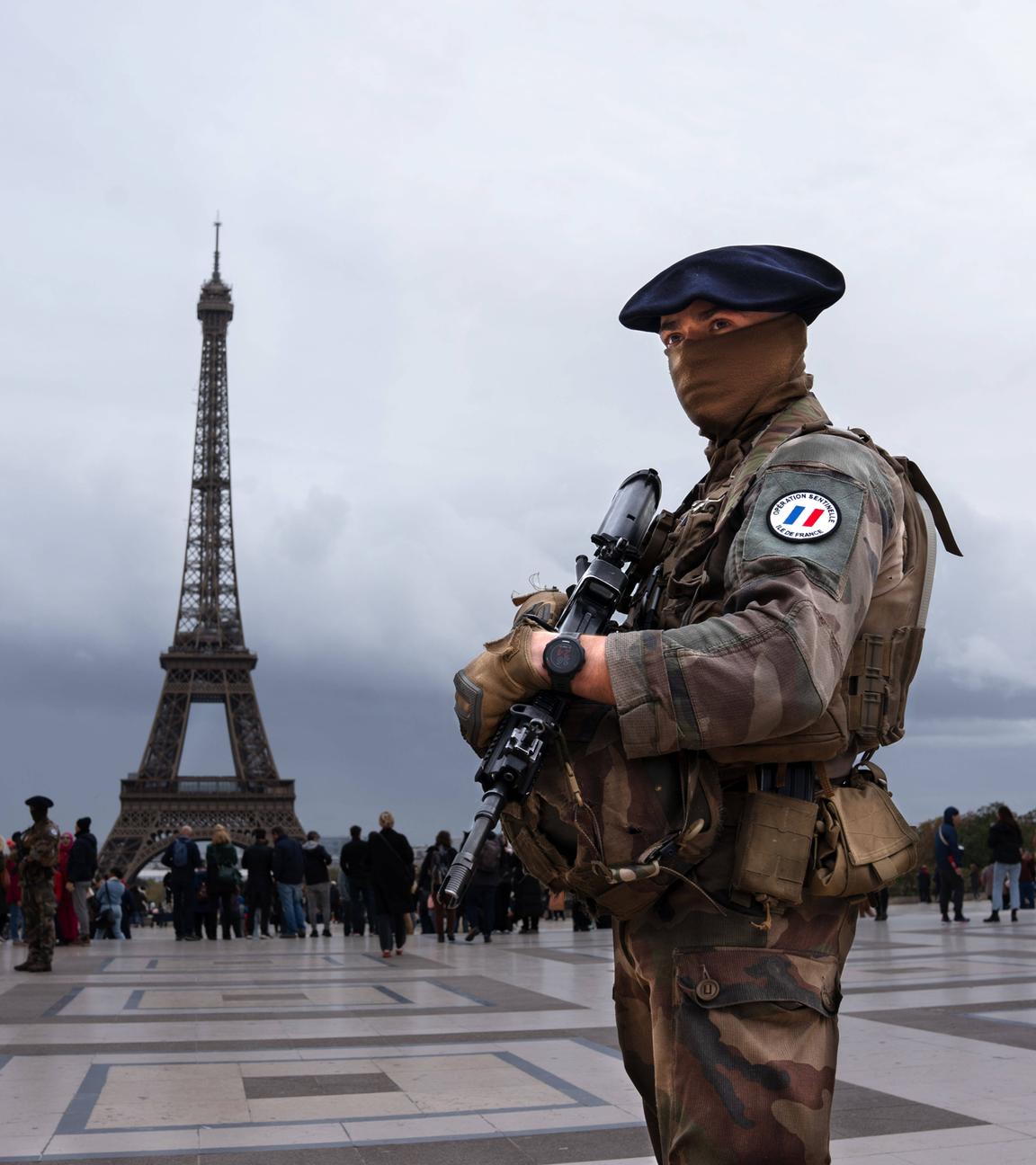 Ein Soldat steht auf dem Trocadero vor dem Eiffelturm in Paris.