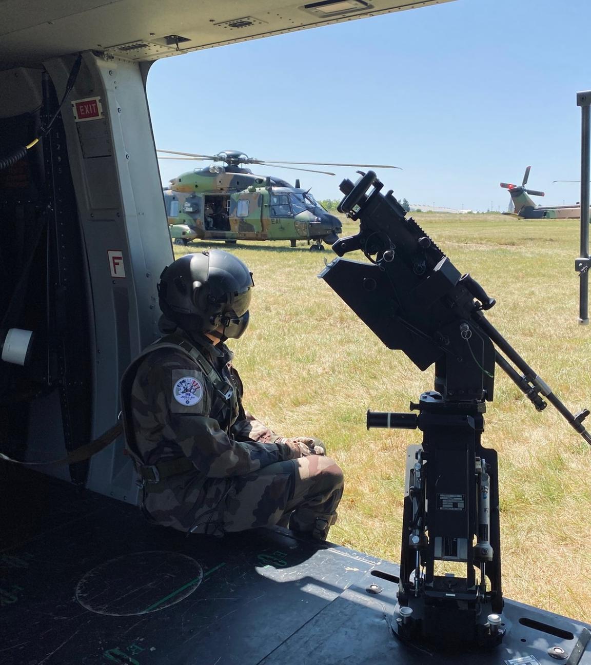 Ein Soldat des französischen Heers wartet in einem Helikopter.