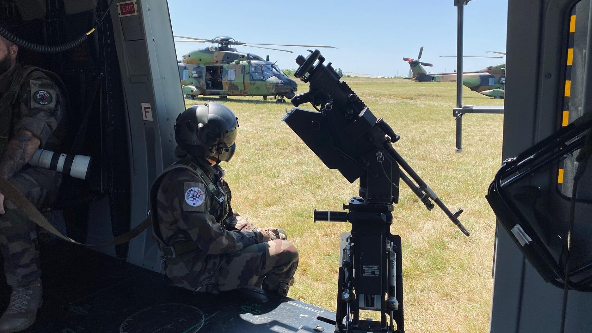 Ein Soldat des französischen Heers wartet in einem Helikopter.