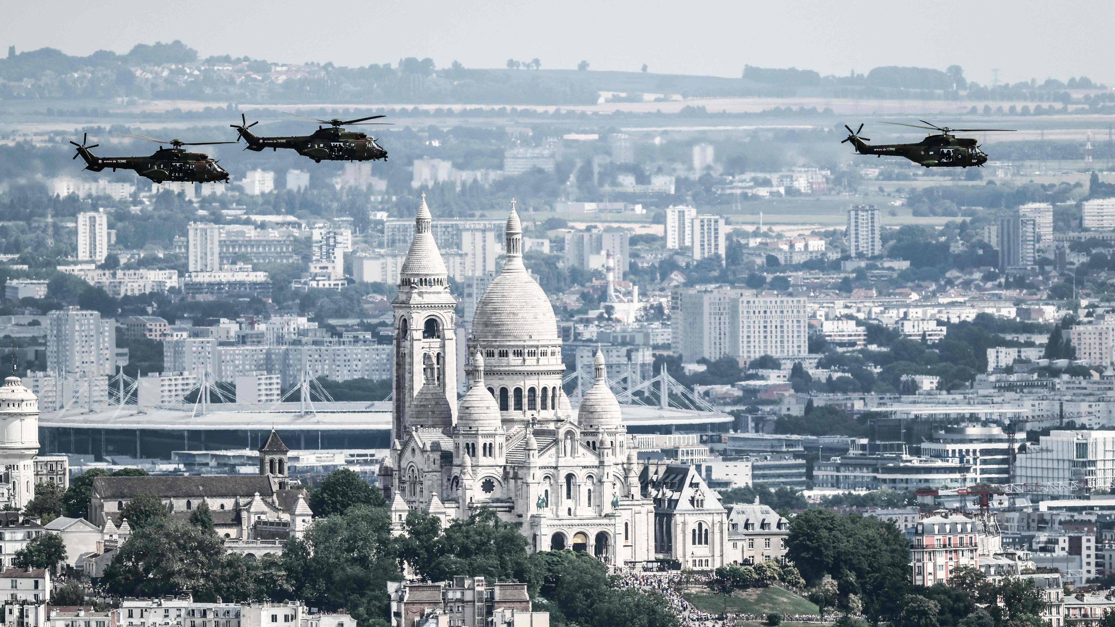 Ein Soldat des französischen Heers wartet in einem Helikopter.