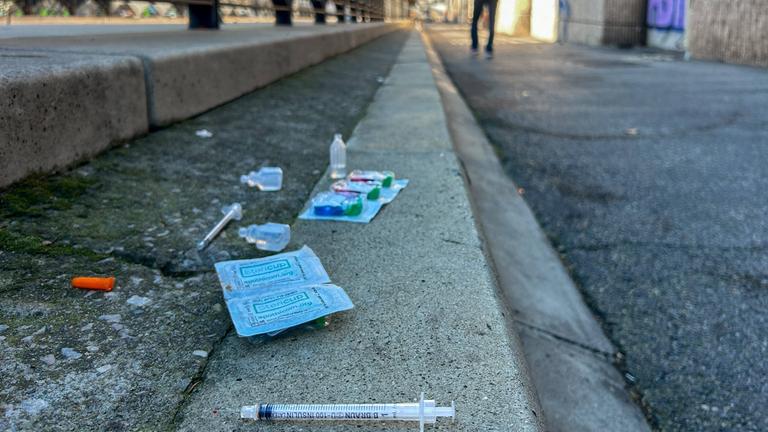 Marseille/Frankreich: Auf einem Bürgersteig liegt Equipment, welches für den Konsum von Drogen benutzt wurde.