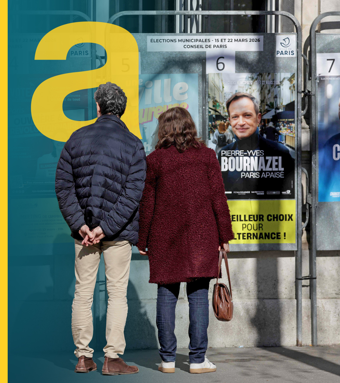Ein Mann und eine Frau stehen vor den Wahlplakaten in einer französischen Stadt Villers-Cotterêts