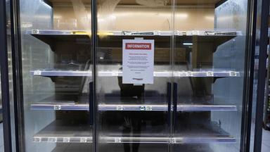 Dieses Foto zeigt einen Kundenhinweis an leeren Kühlregalen für Frischwaren in einem Intermarché-Supermarkt in Névez (Westfrankreich) am 12. Oktober 2026. 