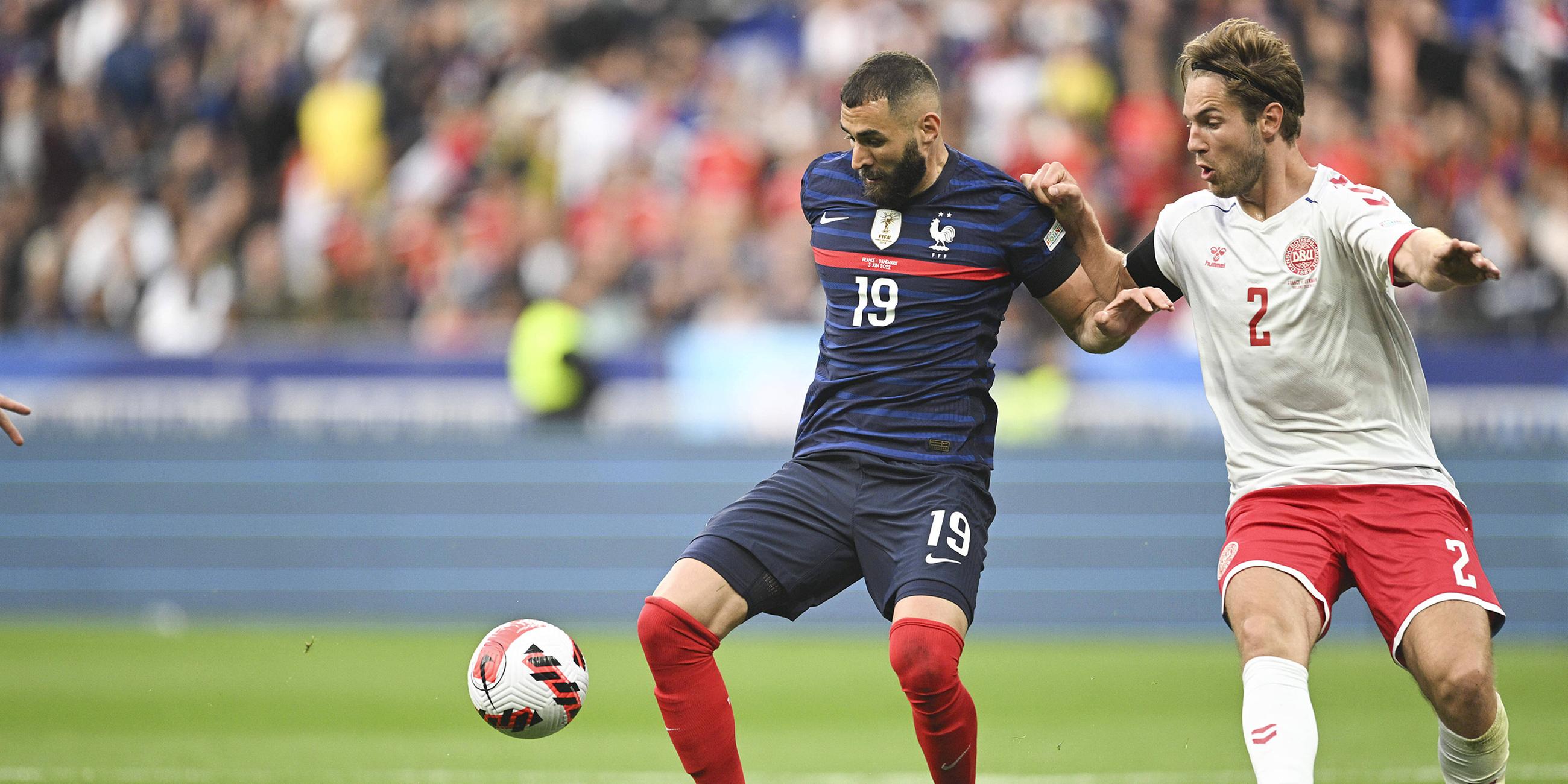 Karim Benzema und Joachin Andersen im Zweikampf.