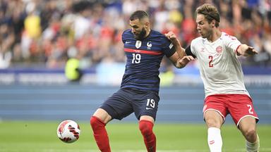 Karim Benzema und Joachin Andersen im Zweikampf.