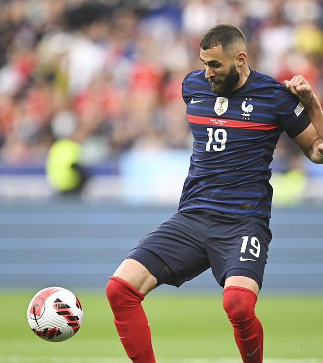 Karim Benzema und Joachin Andersen im Zweikampf.