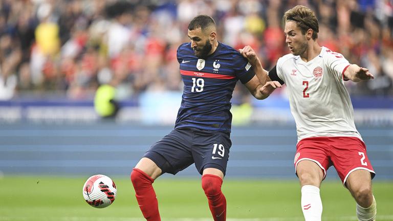 Karim Benzema und Joachin Andersen im Zweikampf.
