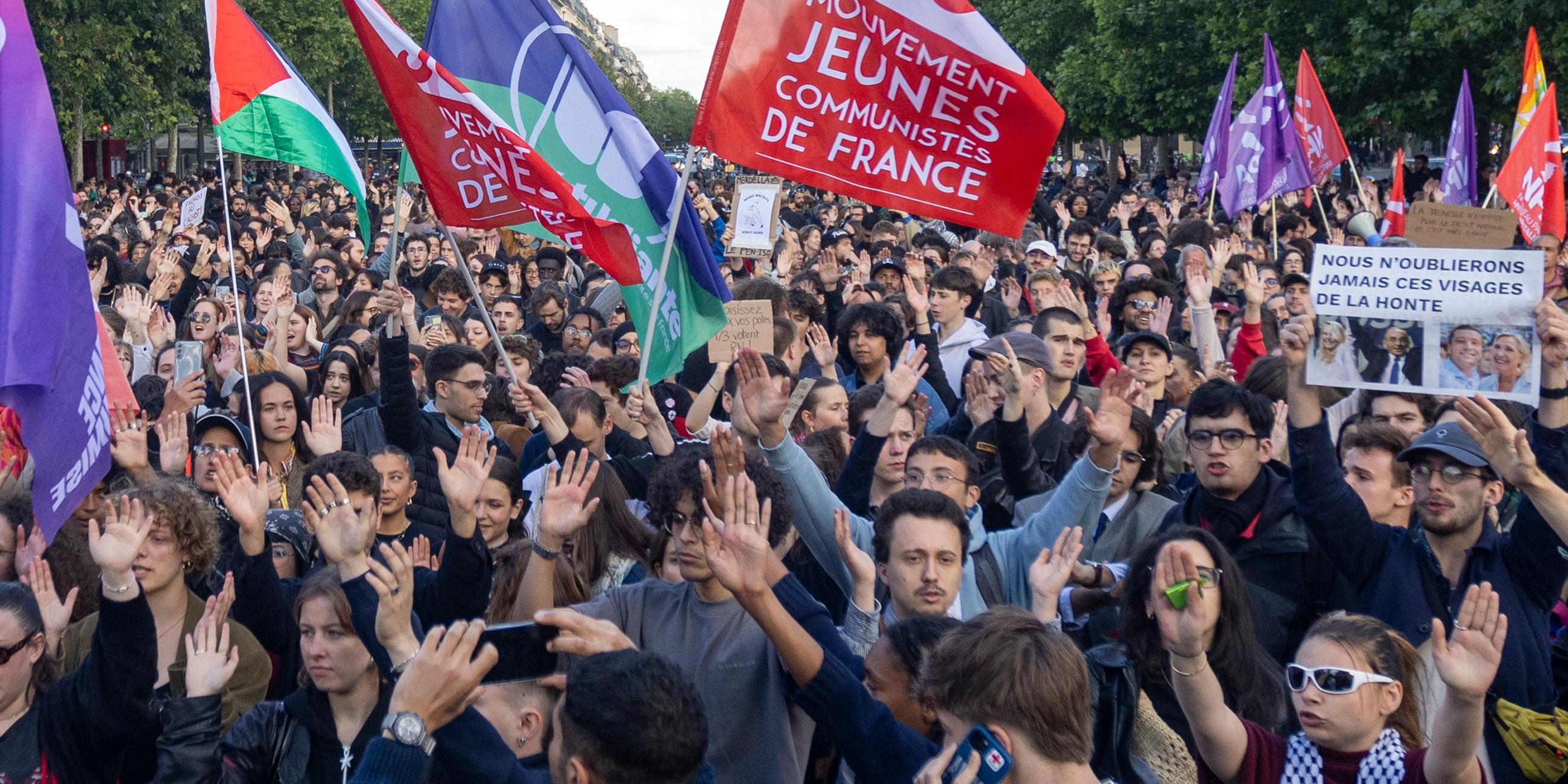 Franzosen protestieren nach der Europawahl gegen die rechtsextreme Partei Rassemblement National (RN)