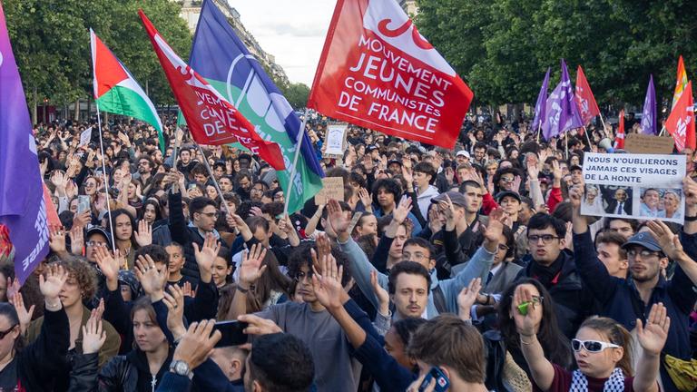 Franzosen protestieren nach der Europawahl gegen die rechtsextreme Partei Rassemblement National (RN)