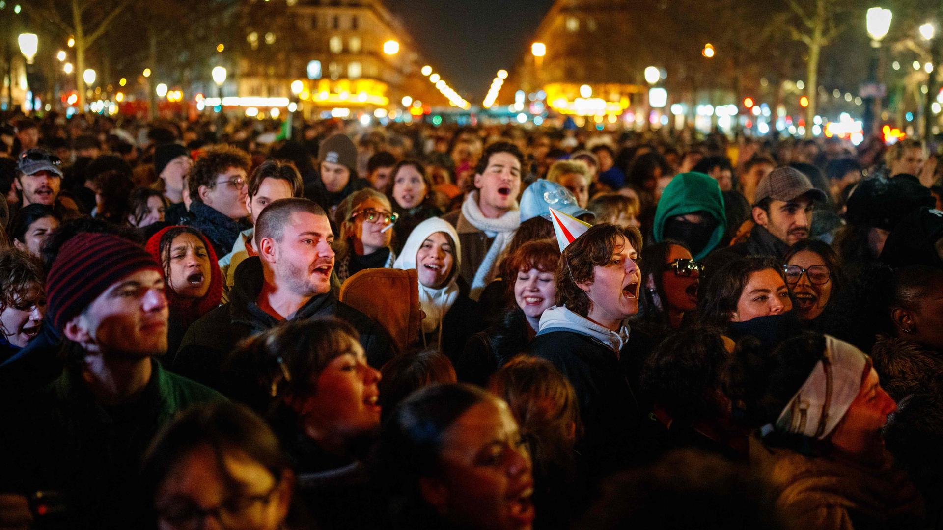 Menschen feiern den Tod des Rechtsextremen Jean-Marie Le Pen in Paris.