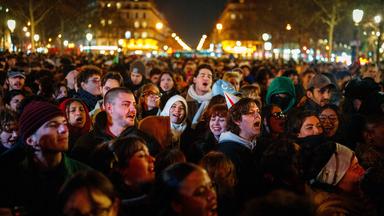Menschen feiern den Tod des Rechtsextremen Jean-Marie Le Pen in Paris.