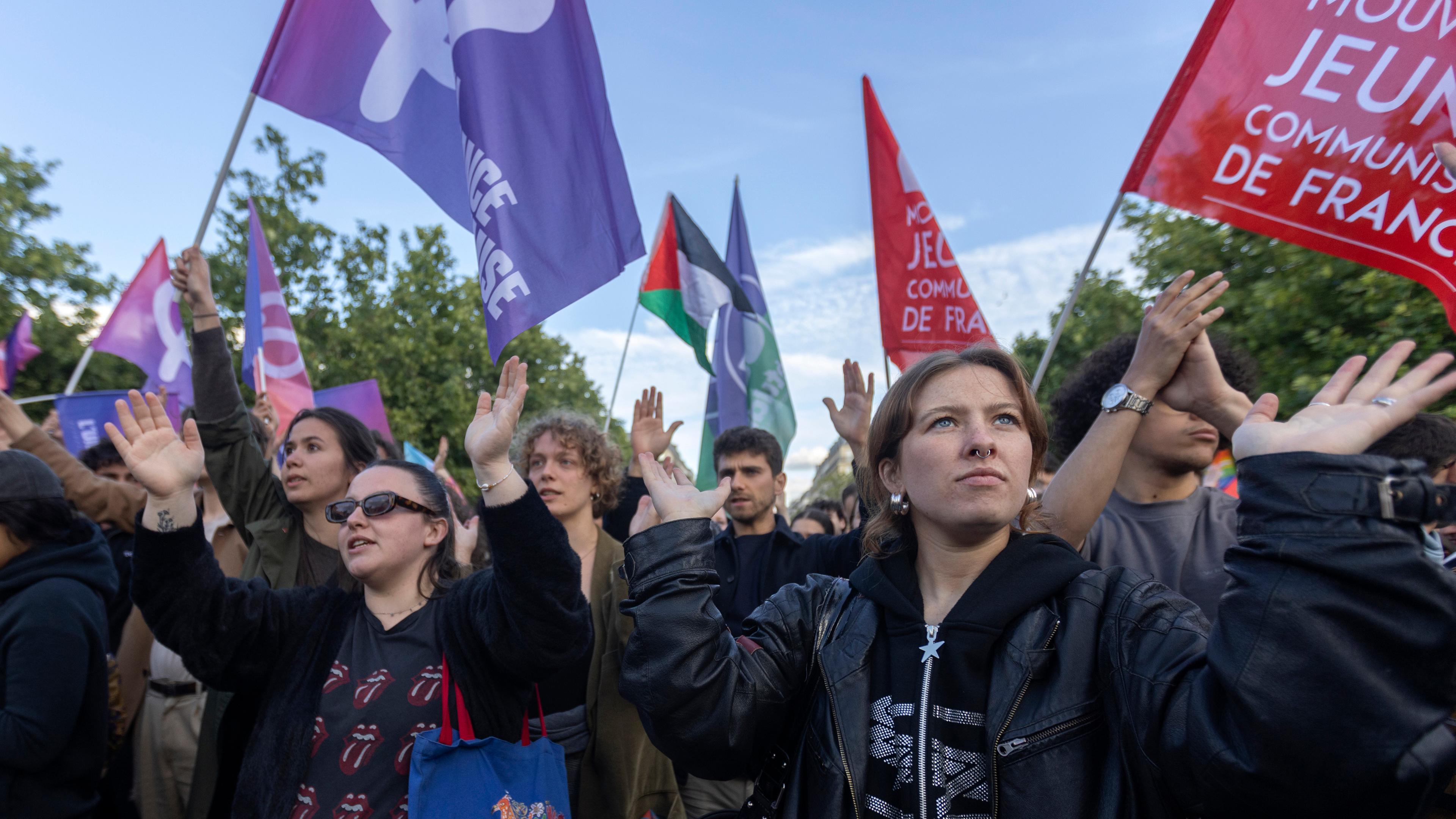 Franzosen protestieren nach der Europawahl gegen die rechtsextreme Partei Rassemblement National (RN)