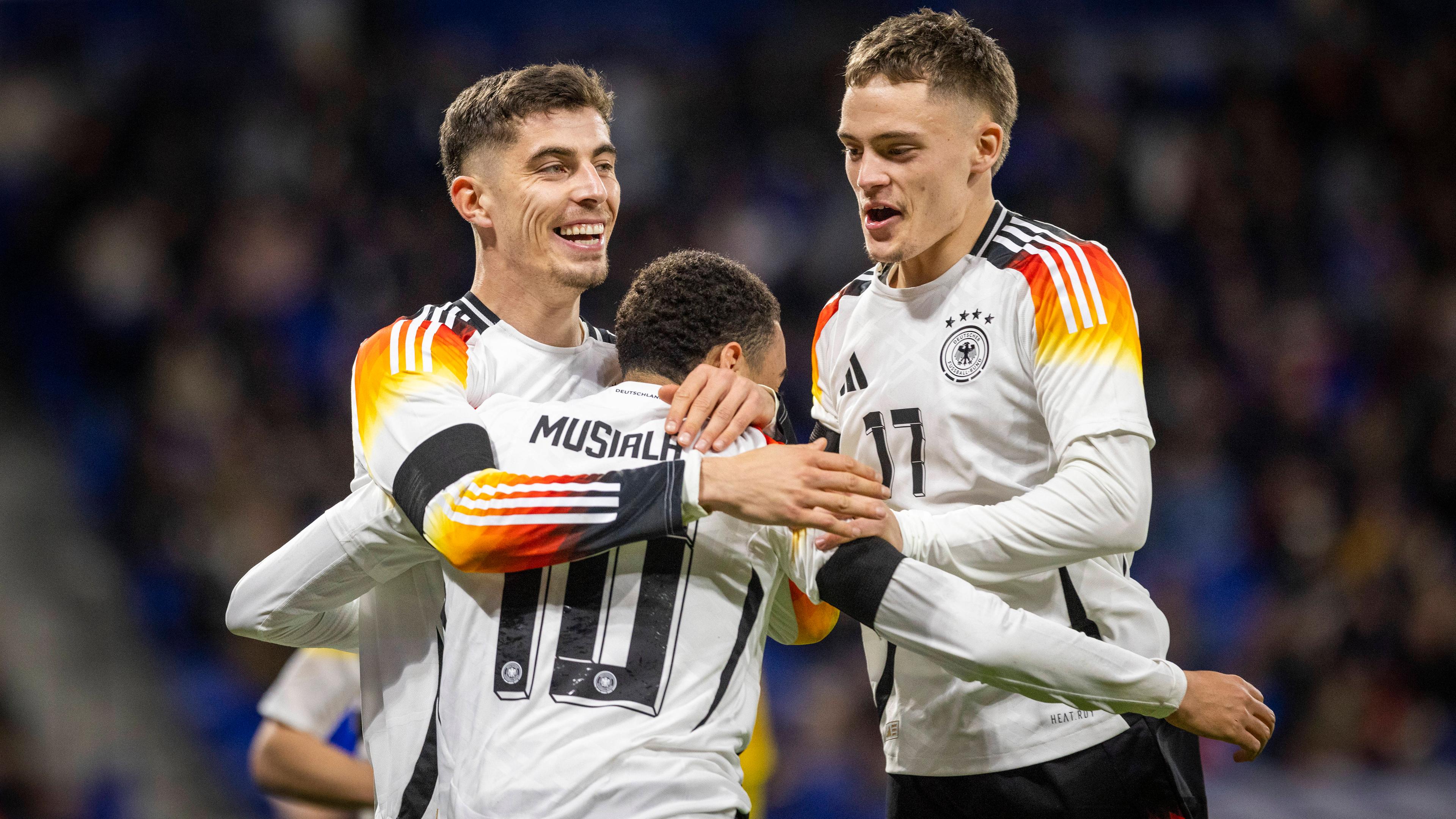 Jamal Musiala, Kai Havertz und Florian Wirtz feiern das Tor zum 2:0 gegen Frankreich.