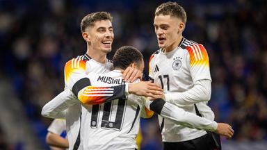 Jamal Musiala, Kai Havertz und Florian Wirtz feiern das Tor zum 2:0 gegen Frankreich.