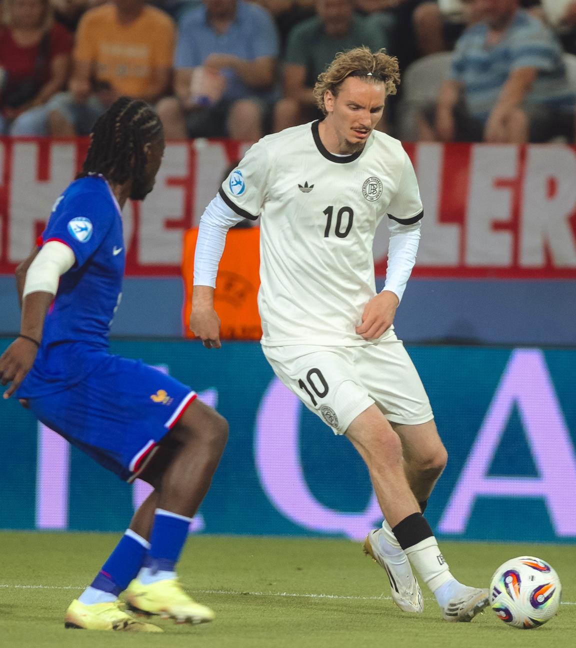 Mit einem starken und kämpferischen Auftritt besiegten die DFB-Junioren Frankreich und treffen nun auf England.