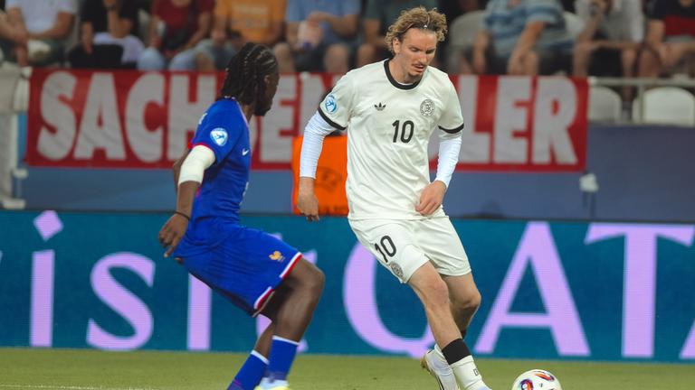 Mit einem starken und kämpferischen Auftritt besiegten die DFB-Junioren Frankreich und treffen nun auf England.