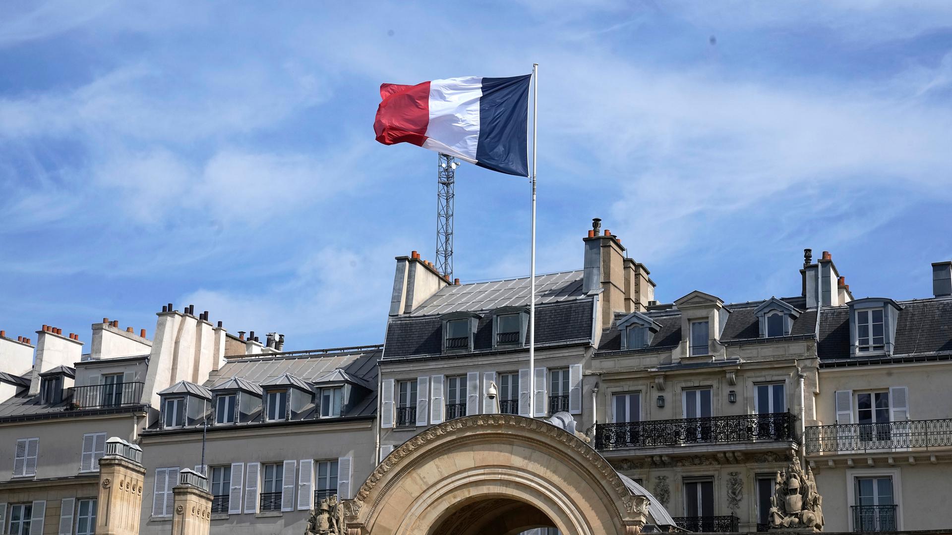 Frankreich, Paris: Die französische Flagge weht vor dem Elysee-Palast, während der letzten wöchentlichen Kabinettssitzung vor der zweiten Runde der Präsidentschaftswahlen. 