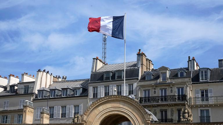 Frankreich, Paris: Die französische Flagge weht vor dem Elysee-Palast, während der letzten wöchentlichen Kabinettssitzung vor der zweiten Runde der Präsidentschaftswahlen. 