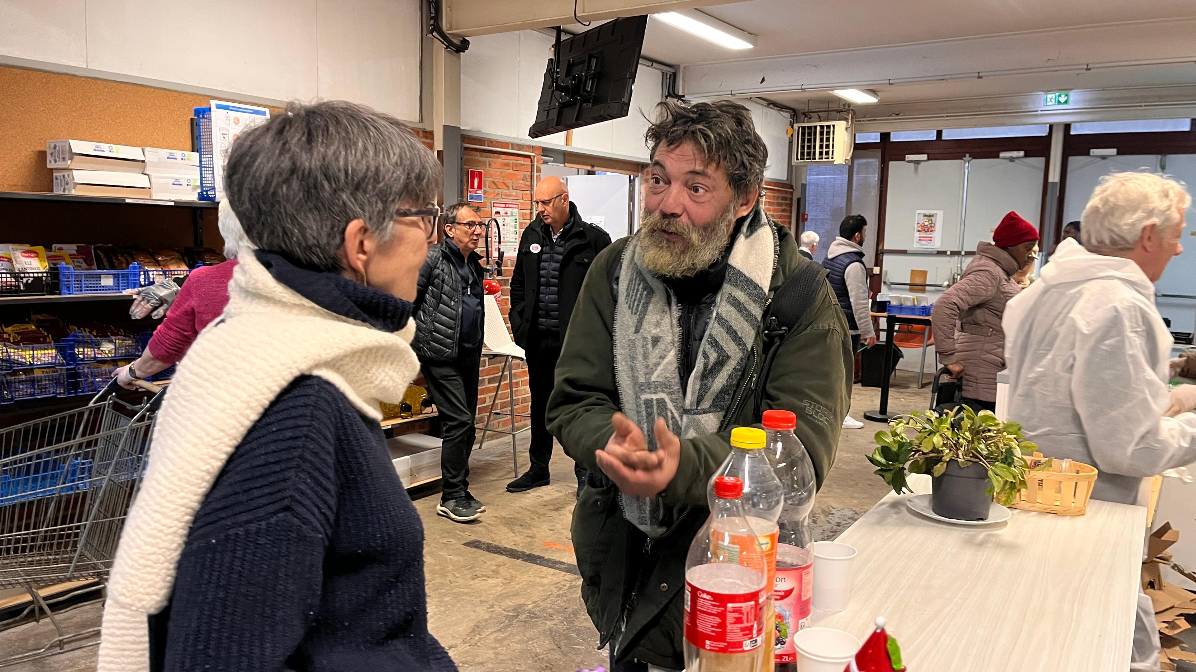 Ein Gespräch zwischen den Freiwilligen und den Bedürftigen von der  Hilfsorganisationen wie Restos du Coeur