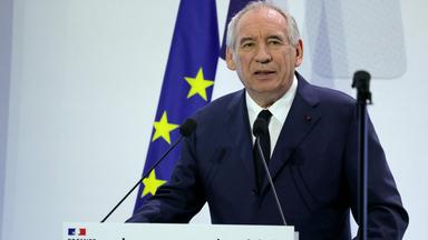 Der französische Premierminister François Bayrou hält eine Rede, in der er die wichtigsten Leitlinien des französischen Haushalts 2026 vorstellt.