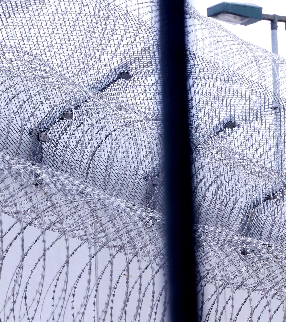 Stacheldrahtzaun eines Gefängnisses