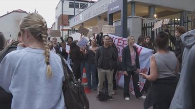 Proteste von Schülern an ihrer Schule