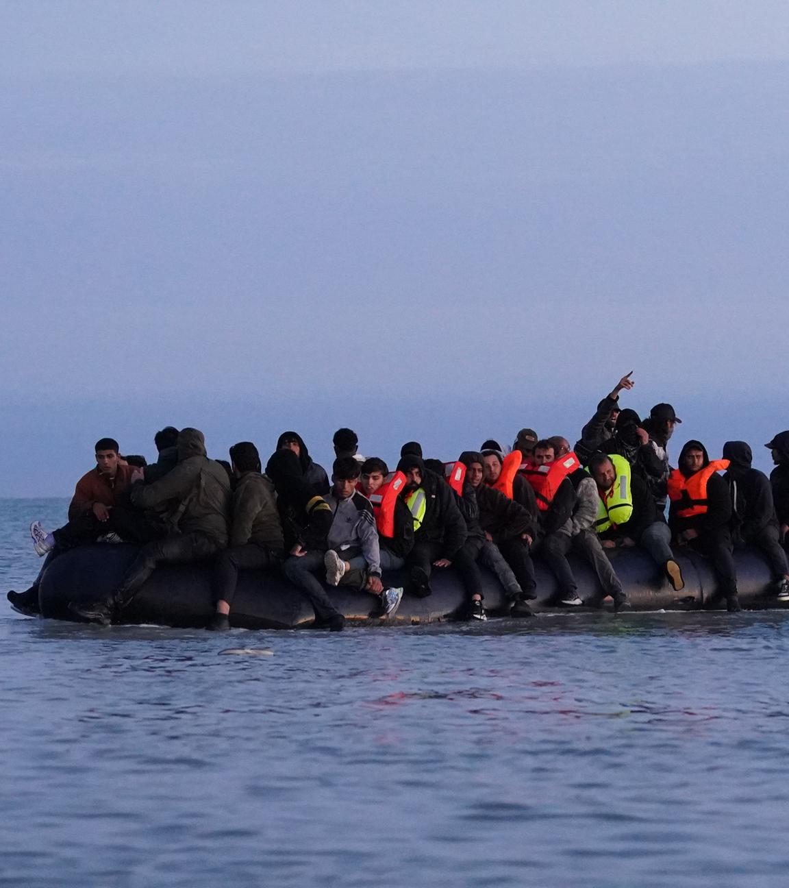 Ein kleines Boot mit mutmaßlichen Migranten an Bord.