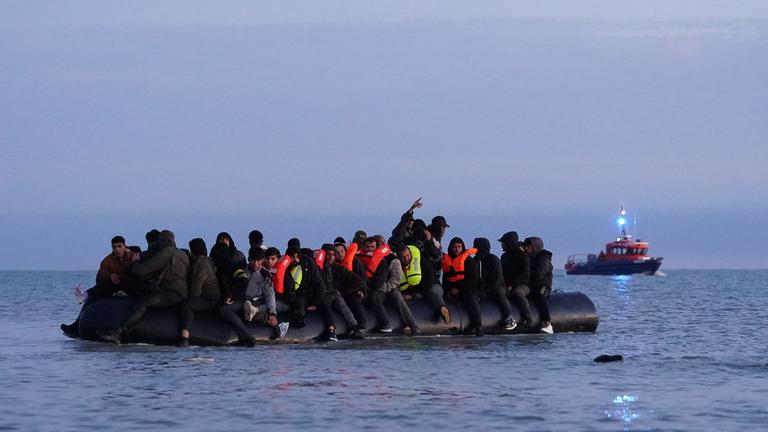 Ein kleines Boot mit mutmaßlichen Migranten an Bord.
