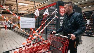 Absperrband im Supermarkt