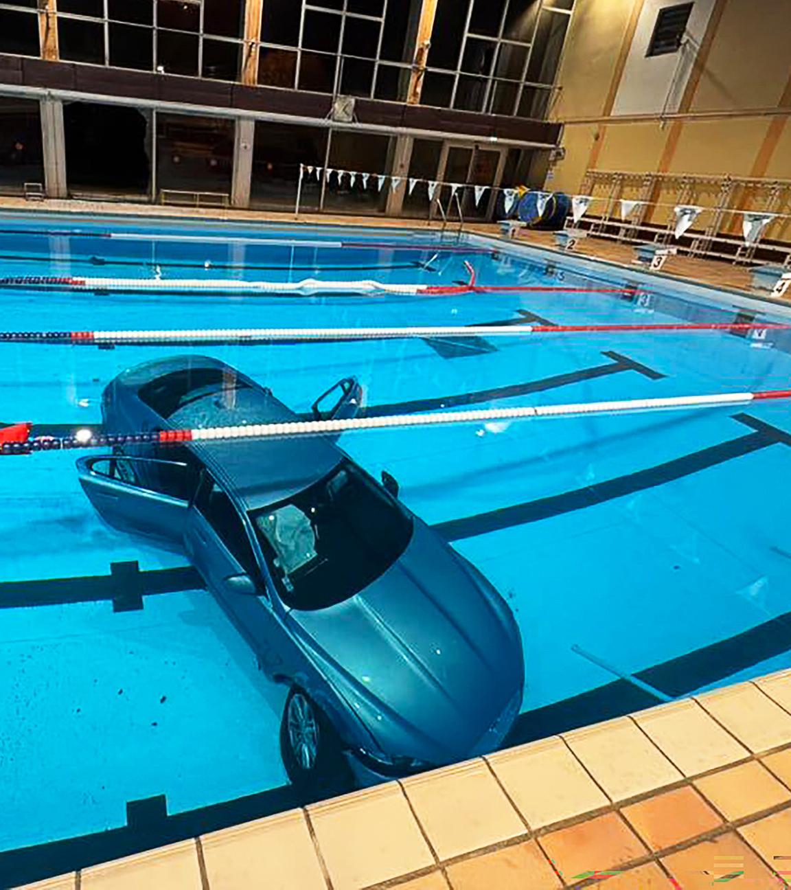 Frau in Frankreich kracht mit Auto in Hallenbadbecken