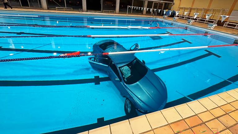Frau in Frankreich kracht mit Auto in Hallenbadbecken