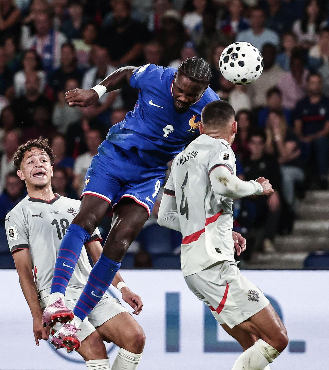 Frankreichs Marcus Thuram im Kopfballduell mit Victor Palsson um den Ball