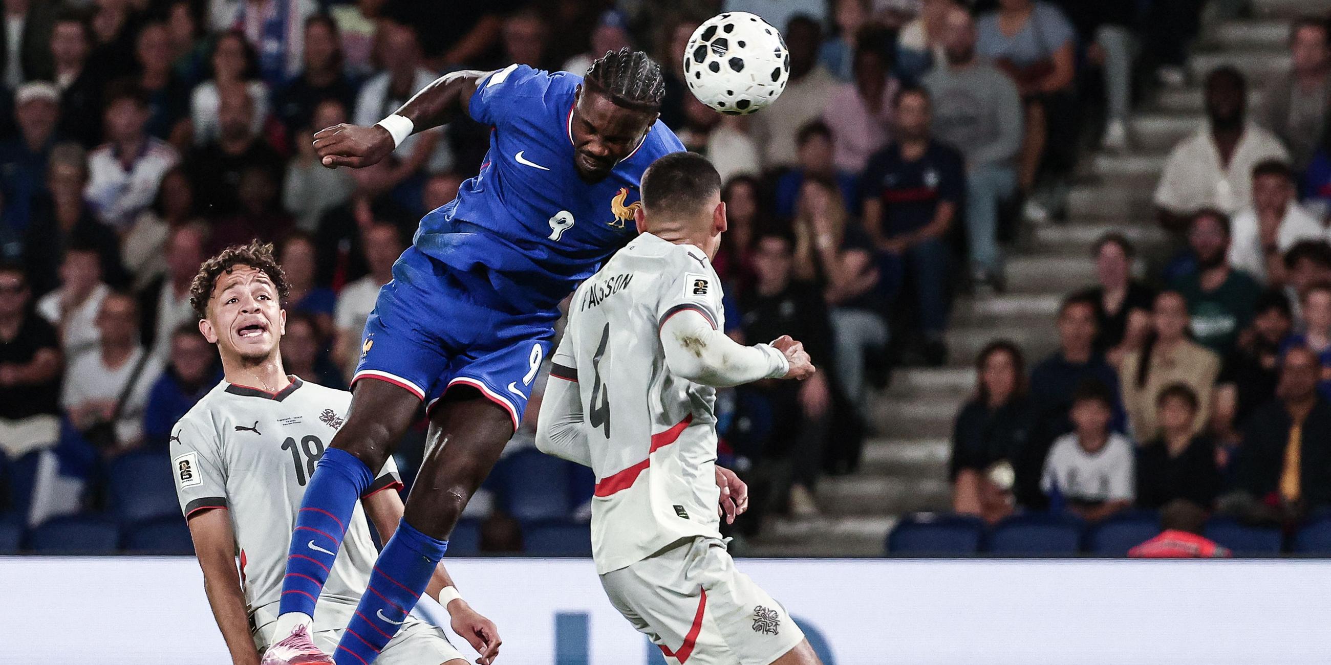 Frankreichs Marcus Thuram im Kopfballduell mit Victor Palsson um den Ball